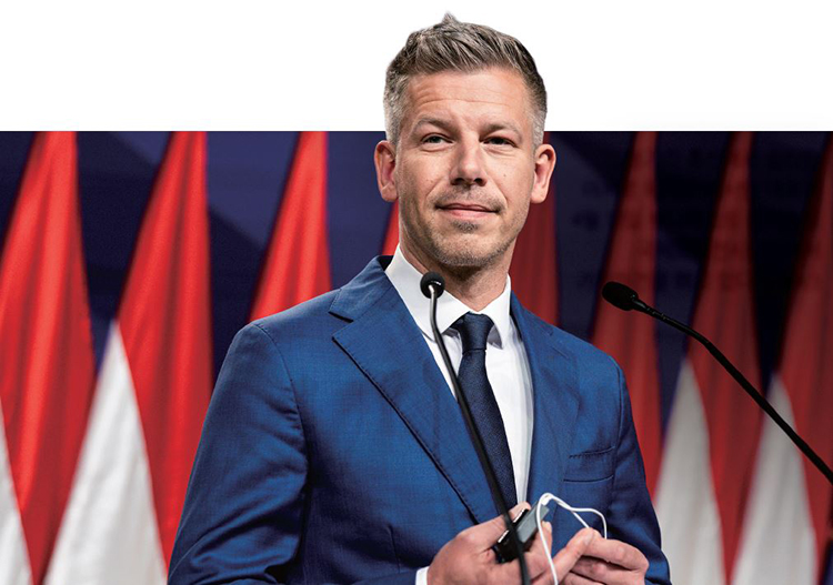 헝가리 총선에서 승리한 마저르 페테르 티서당 대표가
4월 13일 부다페스트 훙엑스포 국제회의전시센터에서
기자회견을 하고 있다. /사진 블룸버그