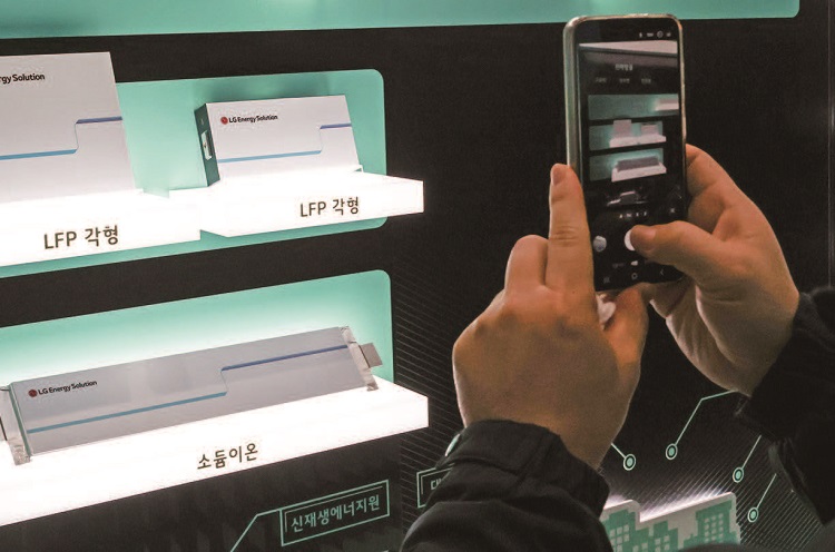 월 11일 서울 코엑스에서 열린 ‘인터배터리 2026’에서 LG에너지솔루션 부스를 찾은 사람
들이 배터리 제품을 살펴보고 있다. /사진 뉴스1