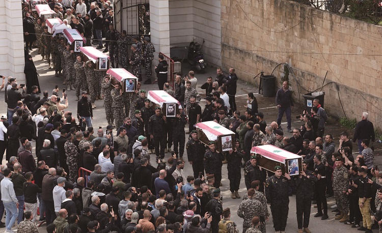 레바논 시돈에서 4월 11일(현지시각) 
이스라엘의 공습으로 사망한
레바논 국가 보안군 대원의
영결식이 거행된 가운데 운구병이 관을 운구하고 있다. /사진 로이터연합