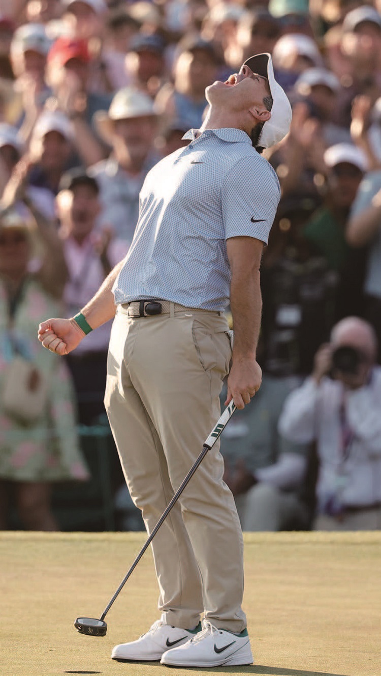 로리 매킬로이가 4월 12일 미국 조지아주 오거스타
내셔널 골프클럽에서 열린 미국프로골프(PGA)투어
마스터스 토너먼트 2연패를 확정 지은 뒤 포효하고
있다. /사진 UPI연합