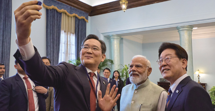 이재명 대통령과 나렌드라 모디 인도 총리가 4월 20일 뉴델리 영빈관 오찬장에서 이재용 삼성전자 회장과 ‘갤럭시 Z플립7’으로 셀카를 촬영하고 있다. /사진 뉴스1