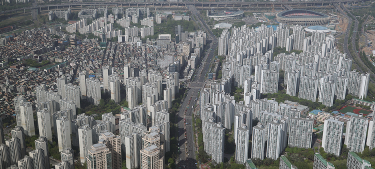 서울 송파구 롯데월드타워에서 바라본 아파트 단지. /사진 연합뉴스
