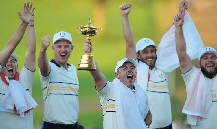 2025년 9월 28일 미국 뉴욕주 베스페이지 블랙 코스에서 열린 2025 라이더컵 시상식에서 유럽팀의 로리 매킬로이(북아일랜드)가 우승 트로피를 들고 동료와 환호하고 있다. /사진 AP연합 