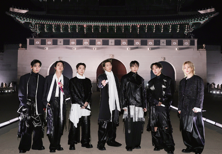 ‘서정적 갑옷’ 콘셉트의 BTS × 송지오 협업 무대 커스텀. /사진 넷플릭스