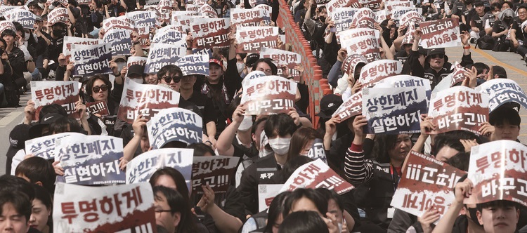 4월 23일 경기 평택시 고덕동 삼성전자 평택캠퍼스에서 열린 삼성전자 노조 공동투쟁본부 ‘4·23 투쟁 결의대회’에서 조합원들이 구호를 외치고 있다. /사진 뉴스1