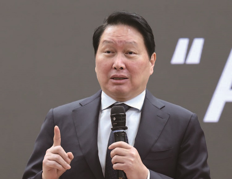 최태원 대한상공회의소 회장이 4월 28일 서울 영등포구 국회 의원회관에서 열린 한중의원연맹 제1회 정책 세미나 특강에서 강연하고 있다. /사진 뉴스1