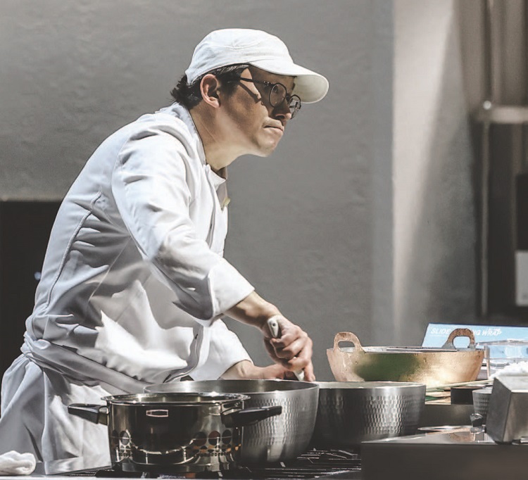 넷플릭스 예능 프로그램 '흑백요리사2'에서 자기를 위한 요리 미션에서 우승한 최강록 요리사. /사진 넷플릭스