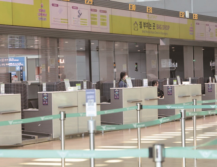 주말인 5월 10일 인천국제공항 제2여객터미널 진에어 탑승 수속 카운터가 한산하다. /사진 연합뉴스