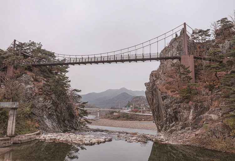충주에서 최근 주목받는 여행지가 수주팔봉이다. 달천변을 따라 깎아지른 암벽 여덟 개가 병풍처럼 늘어서 있다. /사진 최갑수