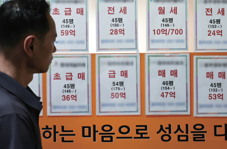5월 17일 서울 강남구 부동산 중개업소에 매매·전세·월세 매물 안내문이 붙어 있다. /사진 연합뉴스