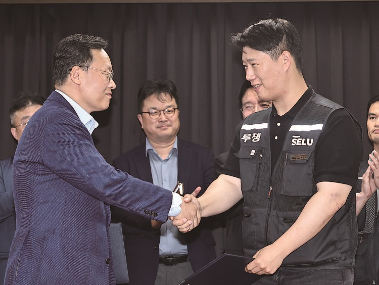 5월 20일 삼성전자 임금협상 후  
여명구(왼쪽) 삼성전자 DS 피플팀장과  최승호 삼성그룹 초기업노동조합 삼성전자지부 위원장이 악수하고 있다. /사진 뉴스1