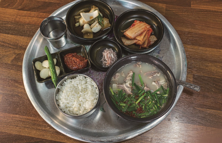 중앙식육식당의 돼지국밥. /사진  최갑수