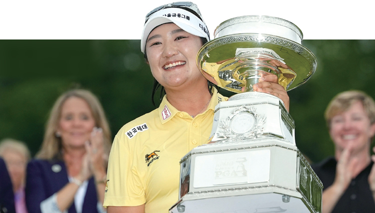 6월 28일 미국 미네소타주 채스카의 헤이즐틴 내셔널 골프클럽에서 막을 내린 KPMG  여자 PGA 챔피언십에서 우승한 유해란이 우승 트로피를 들고  포즈를 취하고 있다. /사진 AP연합