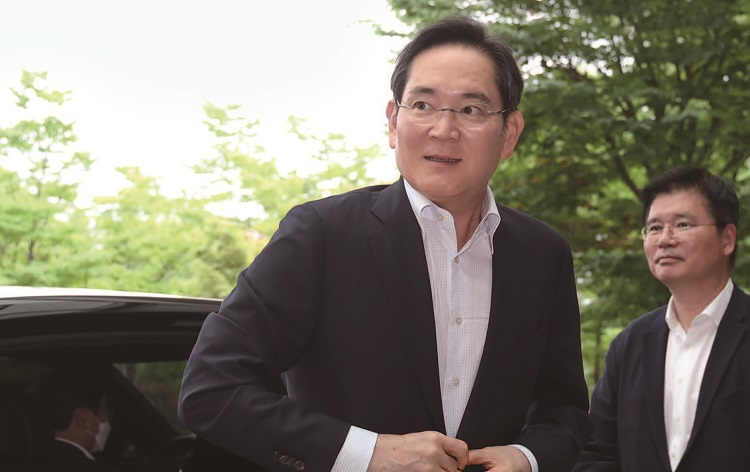 7월 7일 이재용 삼성전자 회장이 '억만장자들의 여름 캠프'로 불리는 미국 선밸리 콘퍼런스 참석을 위해 이동하고 있다. /사진 뉴스1