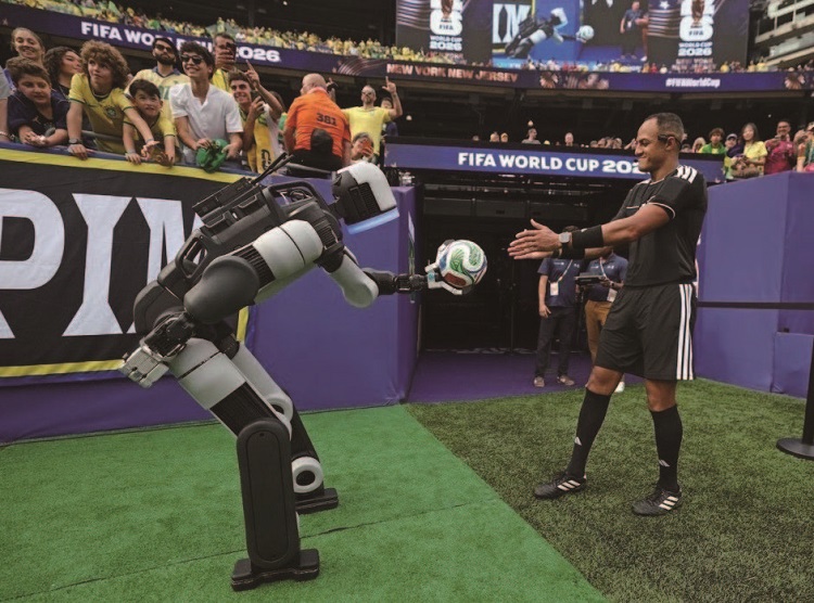 현대차그룹 휴머노이드 아틀라스가 FIFA 월드컵
2026 노르웨이 대 브라질 16강 경기에서 심판에게
경기 공인구를 전달하고 있다. /사진 현대차그룹
