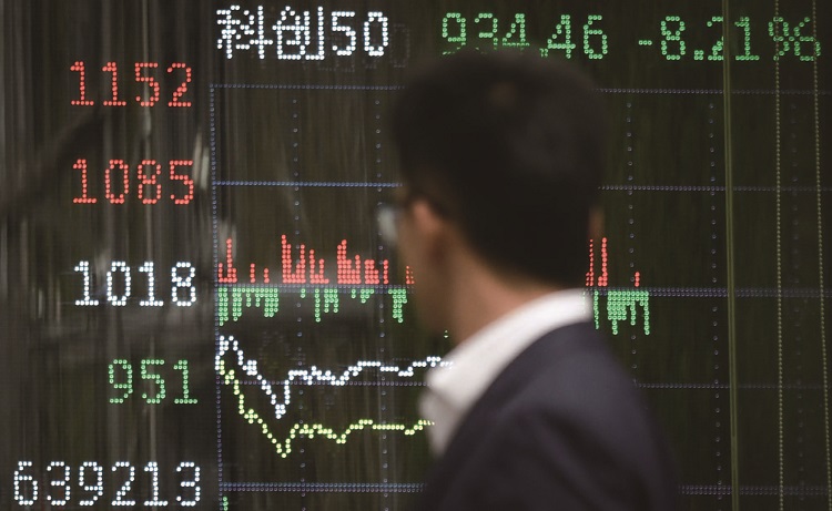 중국 베이징에서 한 남자가
중국 주식시장 동향을 보여주는 스크린 앞을 지나가고 있다. /사진 AFP연합