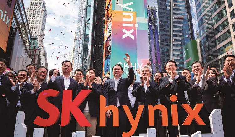 7월 10일 미국 뉴욕에서 열린 기업공개(IPO) 당일, 최태원(가운데) SK그룹 회장과 SK하이닉스 임원들이 나스닥 상장 개장식에 참석했다. /사진 로이터연합
