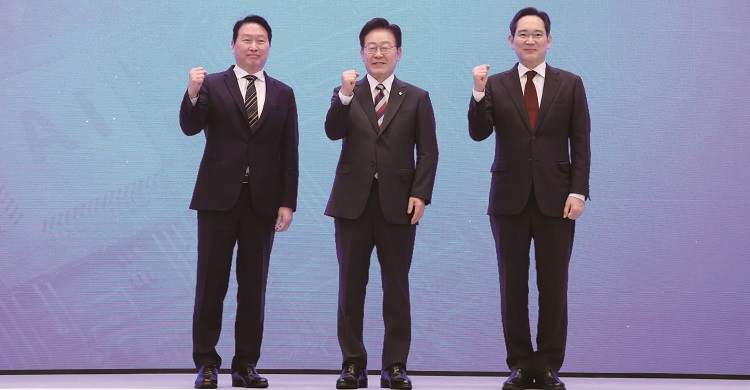 이재명 대통령과 
이재용 삼성전자 회장,  최태원 SK그룹 회장이 
6월 29일 청와대 영빈관에서 열린 '대한민국 대도약  
3대 메가 프로젝트' 국민보고회에서 파이팅  포즈를 취하고 있다. /사진 뉴스1