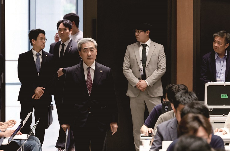 신현송 한국은행 총재가 7월 16일 금융통화위원회에서 기준금리를 연 2.50%에서 2.75%로 인상한 후 통화정책 방향을 설명하는 기자간담회에 참석하기 위해 입장하고 있다. /사진 연합뉴스