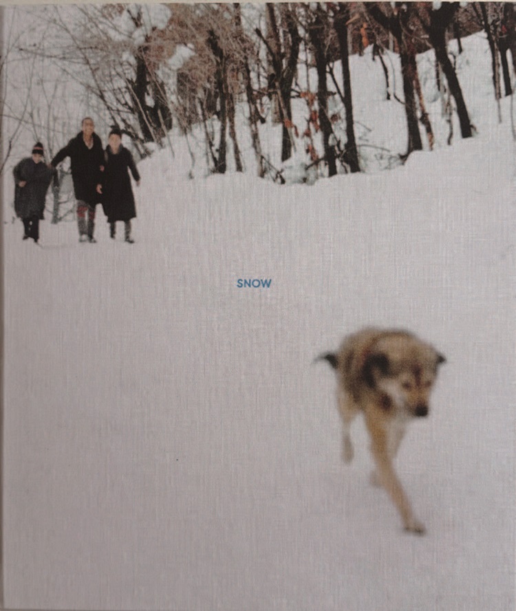 인도의 사진작가 소흐랍 후라(Sohrab Hura)의
사진집 '눈(Snow)' 표지. /사진 김진영