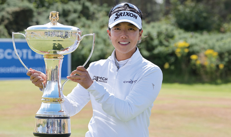 신지은이 7월 26일 스코틀랜드 던도널드 링크스에서 
끝난 미국여자프로골프(LPGA) 투어 ISPS 한다 여자 스코티시 오픈에서 우승한 뒤 트로피를 들고 환하게 웃고 있다. /사진 AP연합

