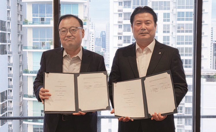 한주석(오른쪽) HD현대중공업 엔진기계 사업대표
와 다니엘 정 코반에너지그룹 대표. /사진 HD현대중공업