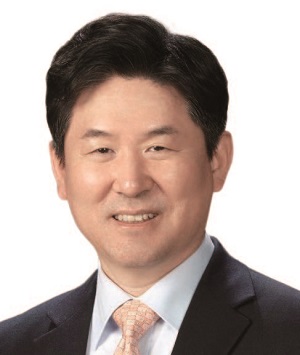 신재훈 - 이화여대 경영대 겸임교수, 서울대 경영학 학·석사, 미국 시카고대 MBA, 서강대 경영학 박사, 현 리버스톤 자산운용 사장, '비욘드 시네마' '비욘드 스트래티지' 저자