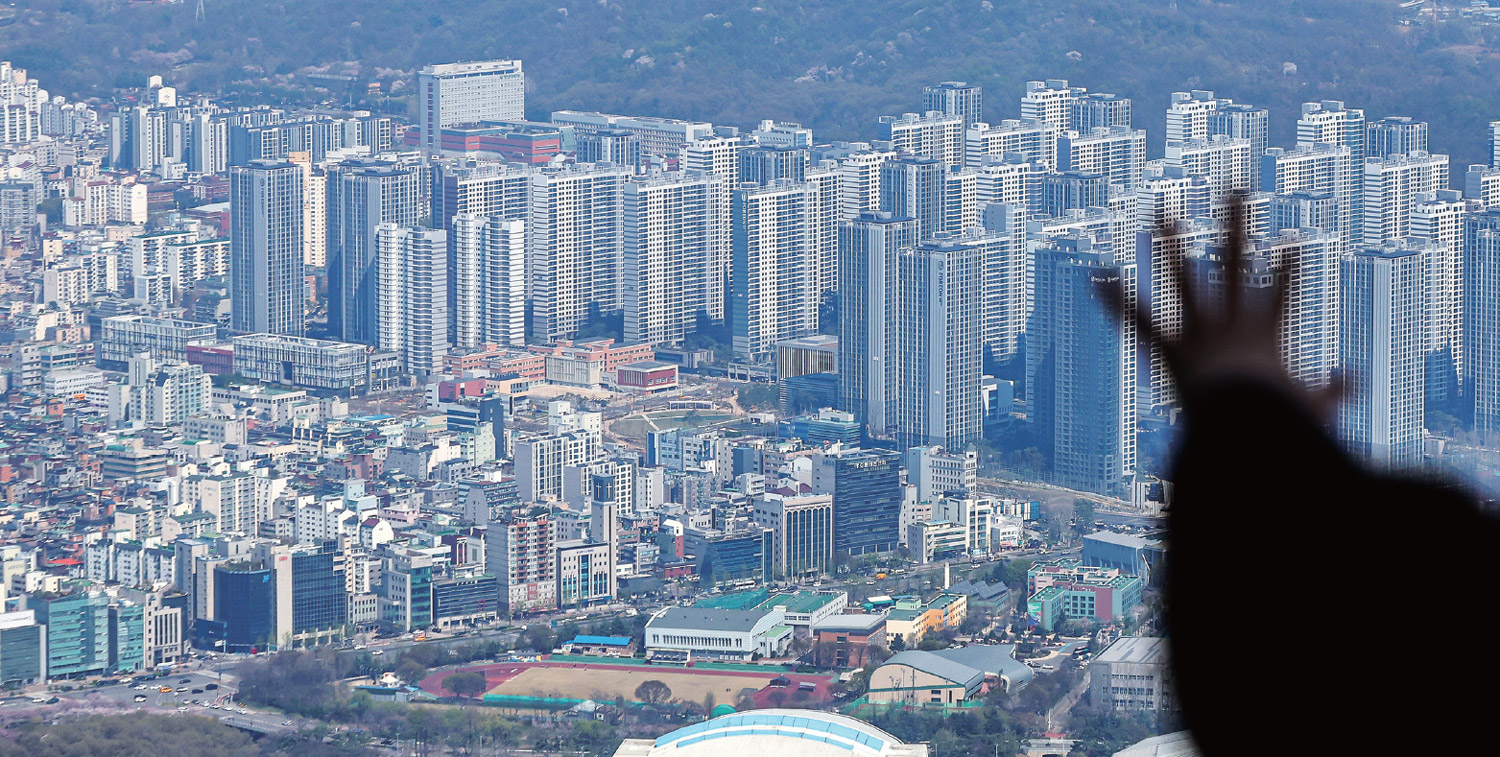 서울 송파구 롯데월드타워에서 바라본 아파트 단지. /사진 뉴스1