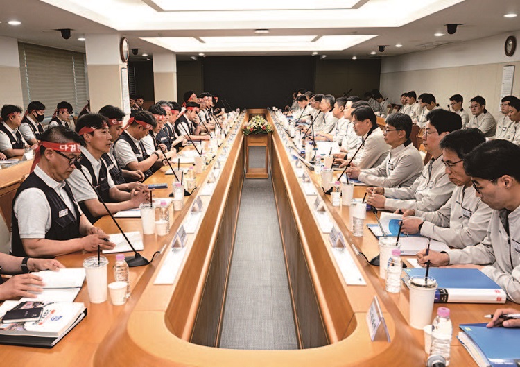 현대자동차 노사 관계자들이 5월 6일 현대차 울산공
장에서 2026년 임금 협상 상견례를 하고 있다. /사진 뉴스1