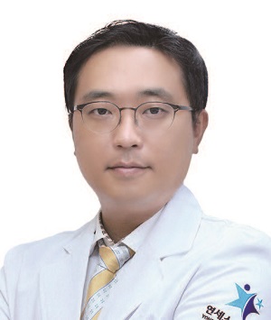 민슬기 - 연세스타병원 정형외과 원장, 한림대 의대, 현 정형외과 전문의, 현 대한견주관절학회 평생회원, 전 영월의료원 정형외과 과장, 전 삼성서울병원 정형외과 견주관절 전임의