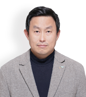 성욱제 정보통신정책연구원 선임연구위원 - 프랑스 파리8대학 인터넷 규제 석사, 파리2대학 유럽 공영방송 DEA·방송법 박사, 전 방송위원회 연구센터 연구위원, 전 KBS 방송문화연구소 프랑스 연구원, 전 한국언론재단 프랑스 통신원 /성욱제