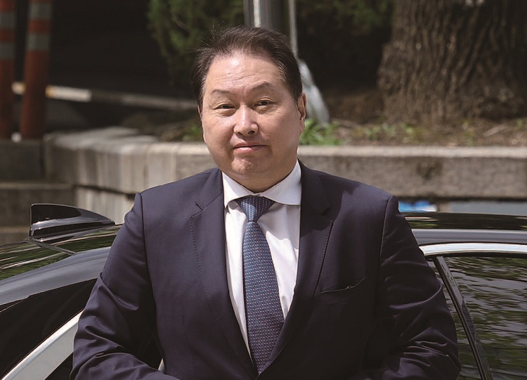최태원 SK그룹 회장이 재산 분할에 대비해 SK㈜ 지
분 9440억원어치를 매각한다. /사진 뉴스1
