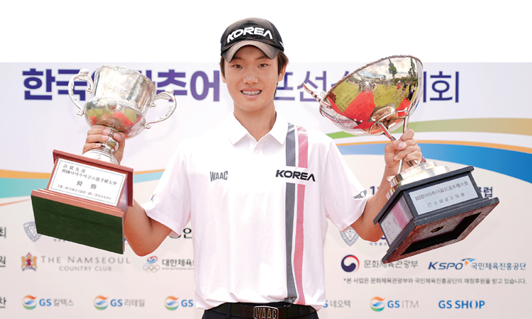 9월 11일 막을 내린 허정구배 한국아마추어골프선수권대회에서 우승한 손제이가 오른손에 허정구배 트로피, 왼손에 아마추어골프선수권대회 트로피를 들고 환하게 웃고 있다. /대한골프협회