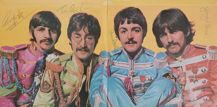 비틀스 멤버 전원의 사인이 담긴 ‘Sgt. Pepper’s Lonely Hearts Club Band’ 앨범(사진·앨범 안쪽 면)은 2013년 19만1000파운드(약 3억4000만원)에 팔렸다. /X